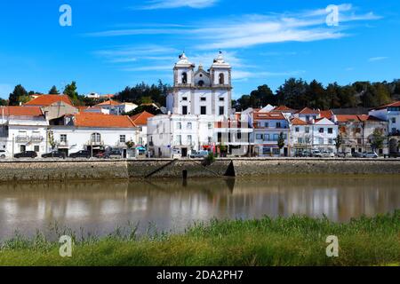 Centro città, chiesa di Santiago e passeggiata lungo il fiume Sado, Alcacer do SAL, costa di Lisbona, Portogallo Foto Stock