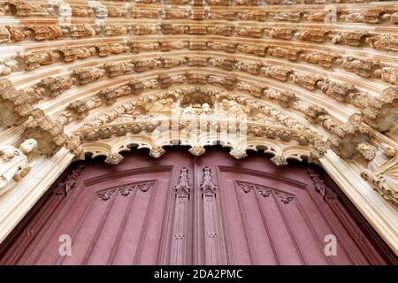 Dettaglio del Portale Gotico, Monastero Domenicano di Batalha o Monastero di Santa Maria della Vittoria, Batalha, quartiere di Leiria, Portogallo Foto Stock