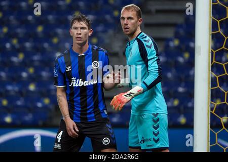 Brondby, Danimarca. 8 novembre 2020. Ryan Johnson Laursen (4) di Odense Boldklub e del portiere di Broendby Marvin Schwäbe visto durante la partita 3F Superliga tra Broendby IF e Odense Boldklub al Brondby Stadium. (Foto: Gonzales Photo - Kent Rasmussen). Foto Stock