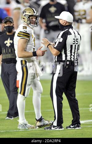 New Orleans Saints' Drew Brees parla con l'arbitro John Hussey (35) durante un timeout nella prima metà di una partita di calcio contro i Tampa Bay Buccaneers al Raymond James Stadium di Tampa, Florida, domenica 8 novembre 2020. Foto di Steve Nesius/UPI Foto Stock