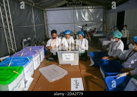 Mandalay, Myanmar. 8 novembre 2020. Gli ufficiali di elezione che indossano le maschere facciali sono visti contare i documenti di voto durante il processo di conteggio dei voti alla stazione militare di polling.le stazioni di polling in Myanmar sono in procinto di contare i voti dopo la scadenza per gli elettori per esprimere il loro voto arriva a una fine il giorno delle elezioni generali del Myanmar 2020. Credit: SOPA Images Limited/Alamy Live News Foto Stock