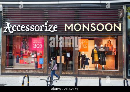 7 novembre 2020, Londra, Regno Unito: Una donna passa accanto a una filiale di Accessrize Monsoon su Oxford Street nel centro di Londra. (Credit Image: © Dinendra Haria/SOPA Images via ZUMA Wire) Foto Stock