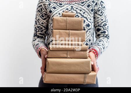 Donna che tiene regali di Natale nelle sue mani Foto Stock