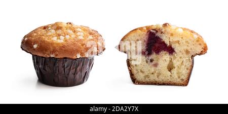 Muffin riempiti di cioccolato bianco e fragole isolati su bianco Foto Stock