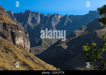 Ampitheater Mountian nel Parco Nazionale reale Natal con cielo blu. Foto Stock