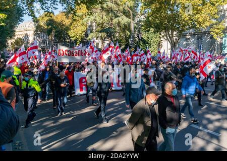 Tbilisi, Georgia - 09 novembre 2020: Manifestazione di protesta contro Bidzina Ivanishzhili su Rustaveli Avenue Foto Stock