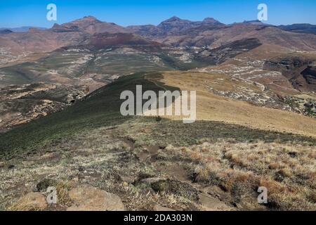 Splendida vista grandangolare dalla cima di una montagna nel Golden Gate National Park. Foto Stock