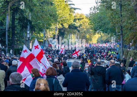 Tbilisi, Georgia - 09 novembre 2020: Manifestazione di protesta contro Bidzina Ivanishzhili su Rustaveli Avenue Foto Stock