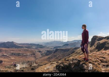 Un escursionista che ammira la splendida vista grandangolare dalla cima di una montagna nel Golden Gate National Park. Foto Stock