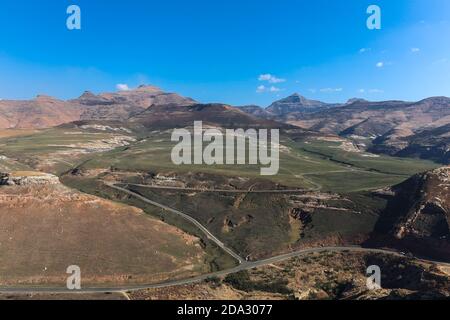 Splendida vista grandangolare dalla cima di una montagna nel Golden Gate National Park. Foto Stock