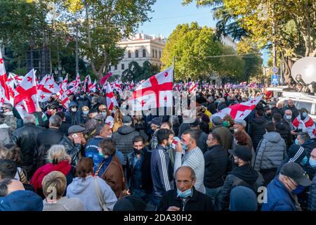 Tbilisi, Georgia - 09 novembre 2020: Manifestazione di protesta contro Bidzina Ivanishzhili su Rustaveli Avenue Foto Stock