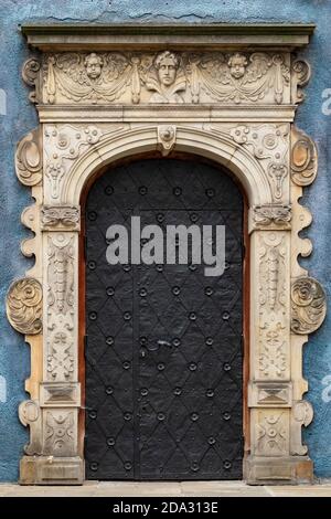 Porta d'ingresso in ferro antico alla casa medievale nel centro storico di Danzica, Polonia. Foto Stock