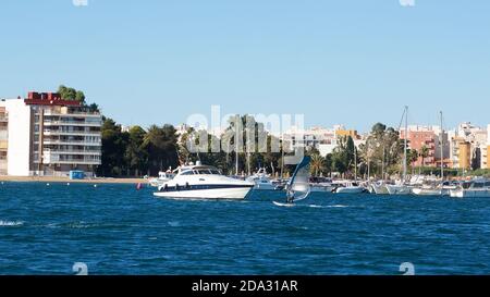 Alicante, Spagna - Ottobre, 2020: Vista sulla città di Torrevieja e il porto dal mare, barche a vela e a motore, persone che fanno windsurf Foto Stock