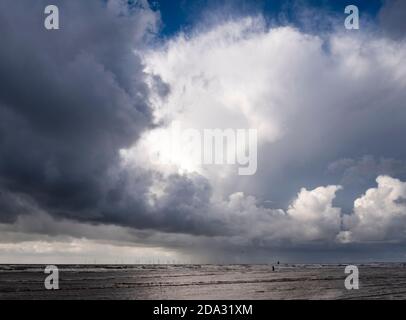 Tempesta e nuvole di pioggia che si affacciano sul Mare d'Irlanda dalla spiaggia e dalla costa di Liverpool e Sefton. Foto Stock