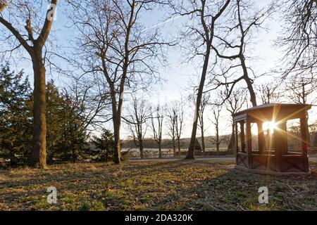 Sceaux, Regione di Parigi, Francia - Kiosk nel parco di Sceaux al tramonto Foto Stock