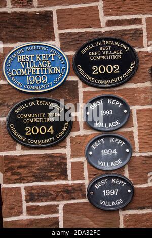 Regno Unito, Inghilterra, Cheshire, Willaston, Green, Village Hall, le targhe del villaggio meglio conservate Foto Stock