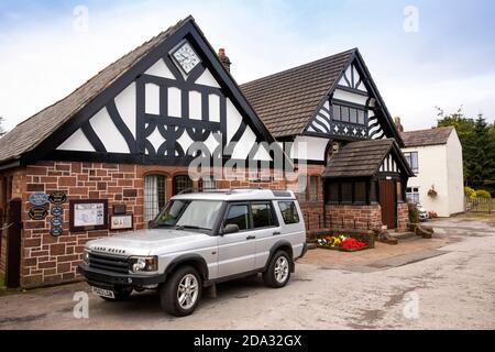 Regno Unito, Inghilterra, Cheshire, Willaston, Green, Village Hall con Range Rover parcheggiata all'esterno Foto Stock