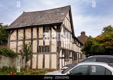 Regno Unito, Inghilterra, Cheshire, Willaston, Green, legno incorniciato ex Red Lion Inn costruito nel 1600 Foto Stock