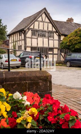 Regno Unito, Inghilterra, Cheshire, Willaston, Green, legno incorniciato ex Red Lion Inn costruito nel 1600 Foto Stock