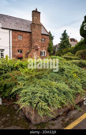 Regno Unito, Inghilterra, Cheshire, Willaston, Pollards Inn, pub e B&B con grande camino in arenaria Foto Stock