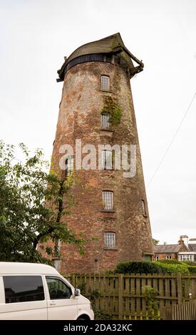 Regno Unito, Inghilterra, Cheshire, Willaston, Mill Lane, ex mulino a vento, convertito in casa Foto Stock