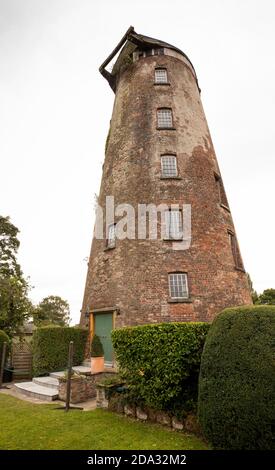 Regno Unito, Inghilterra, Cheshire, Willaston, Mill Lane, ex mulino a vento, convertito in casa Foto Stock