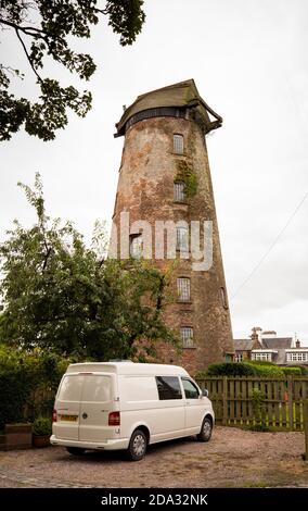 Regno Unito, Inghilterra, Cheshire, Willaston, Mill Lane, ex mulino a vento, convertito in casa Foto Stock