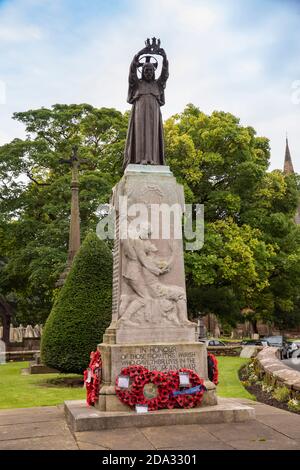 Regno Unito, Inghilterra, Cheshire, Eastham, War Memorial sul villaggio verde Foto Stock