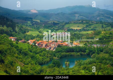 Splendida vista sul villaggio di la Arboleda a Trapagaran Foto Stock