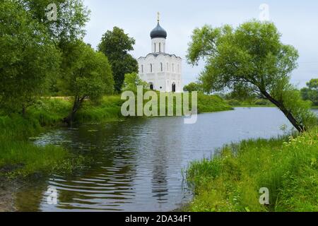 Chiesa antica dell'intercessione della vergine benedetta sul Nerl. Russia, il villaggio di Bogolyubovo Foto Stock
