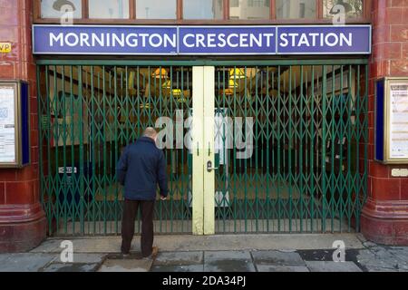 I passeggeri che arrivano a Mornington Crescent, stazione della metropolitana Northern Line, per trovarla chiusa la prima mattina dello sciopero della metropolitana di 48‑ore. Lo sciopero è stato chiamato dai sindacati di RMT e TSSA come protesta contro la proposta di TFL di chiudere tutte le biglietterie delle stazioni e di far licenziare fino a 950 dipendenti. Mornington Crescent, Londra, Regno Unito. 5 Feb 2014 Foto Stock