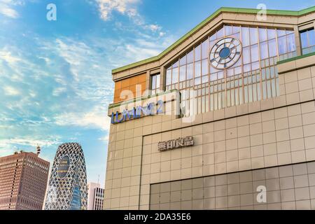 tokyo, giappone - novembre 05 2019: Centro commerciale Lumine 2 e un negozio Muji all'angolo sud-ovest del complesso della Stazione di Shinjuku lungo la Kōshū Kaidō Foto Stock