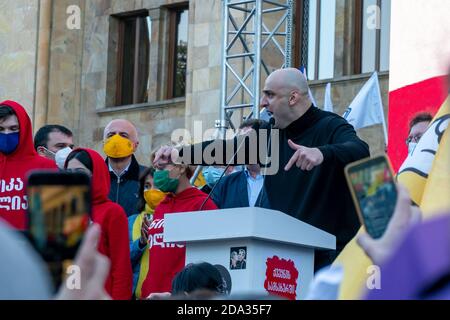 Tbilisi, Georgia - 08 novembre 2020: Manifestazione di protesta contro Bidzina Ivanishzhili su Rustaveli Avenue Foto Stock