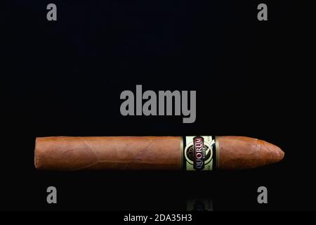 Praga, Repubblica Ceca - 8 Novembre, 2020:Quorum sigaro levitating sopra la tabella nera.Quorum sigari sono fatti a mano in Nicaragua, un paese conosciuto per ricco Foto Stock