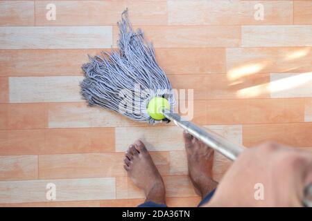 Casa, concetto di pulizia del pavimento in legno con mop. Foto Stock