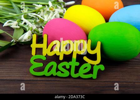 Uova di Pasqua, fiori e iscrizione Foto Stock