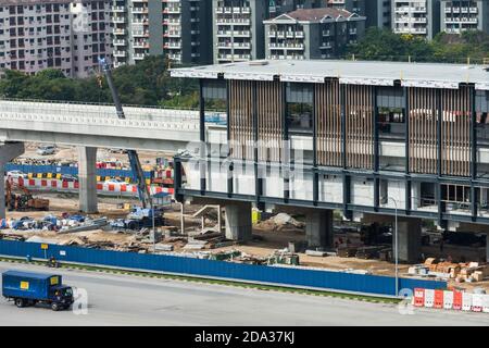 Kuala Lumpur, Malesia - Novembre 6,2020 : pala caricatrice a terra che muove lavori nel cantiere di costruzione di progetti di trasporto rapido di massa. Foto Stock