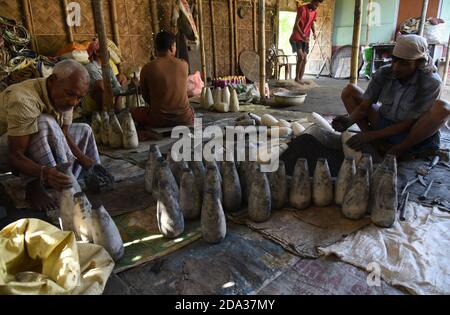 Guwahati, Assam, India. 8 Nov 2020. Artista che fa i cracker di fuoco tradizionali per la celebrazione di Diwali a Bahjani nel distretto di Nalbari di Assam India il Lunedi, 9 novembre 2020.nella zona di Bahjani, Le famiglie sono state impegnate in questa professione da generazione dopo generazione ed ha buone richieste per i cracker di fuoco ma quest'anno a causa delle pandemie di coronavirus questo commercio ha sofferto molto accreditamento: Dasarath Deka/ZUMA Wire/Alamy Live News Foto Stock