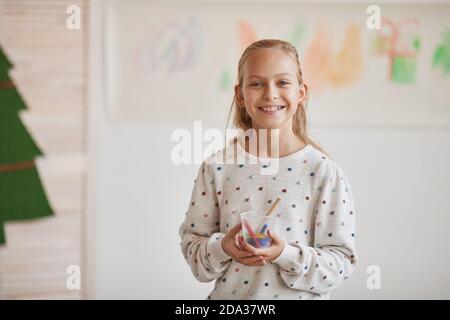 Ritratto di ragazza bionda con matite colorate Foto stock - Alamy