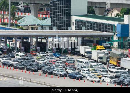 Kuala Lumpur, Malesia - Novembre 6,2020 : Vista ad alto angolo dell'ingorgo del traffico a Sungai Besi Toll, Malesia. Foto Stock