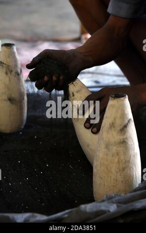 Guwahati, Assam, India. 8 Nov 2020. Artista che fa i cracker di fuoco tradizionali per la celebrazione di Diwali a Bahjani nel distretto di Nalbari di Assam India il Lunedi, 9 novembre 2020.nella zona di Bahjani, Le famiglie sono state impegnate in questa professione da generazione dopo generazione ed ha buone richieste per i cracker di fuoco ma quest'anno a causa delle pandemie di coronavirus questo commercio ha sofferto molto accreditamento: Dasarath Deka/ZUMA Wire/Alamy Live News Foto Stock