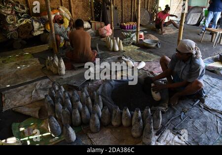 Guwahati, Assam, India. 8 Nov 2020. Artista che fa i cracker di fuoco tradizionali per la celebrazione di Diwali a Bahjani nel distretto di Nalbari di Assam India il Lunedi, 9 novembre 2020.nella zona di Bahjani, Le famiglie sono state impegnate in questa professione da generazione dopo generazione ed ha buone richieste per i cracker di fuoco ma quest'anno a causa delle pandemie di coronavirus questo commercio ha sofferto molto accreditamento: Dasarath Deka/ZUMA Wire/Alamy Live News Foto Stock