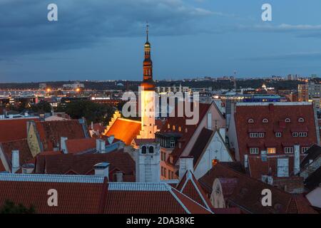 TALLINN, ESTONIA - 2 OTTOBRE 2019: Vista dall'alto serale di Tallinn, Estonia. Edifici vecchi e nuovi. Foto Stock