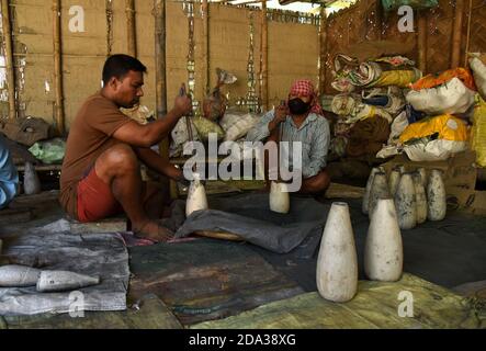 Guwahati, Assam, India. 8 Nov 2020. Artista che fa i cracker di fuoco tradizionali per la celebrazione di Diwali a Bahjani nel distretto di Nalbari di Assam India il Lunedi, 9 novembre 2020.nella zona di Bahjani, Le famiglie sono state impegnate in questa professione da generazione dopo generazione ed ha buone richieste per i cracker di fuoco ma quest'anno a causa delle pandemie di coronavirus questo commercio ha sofferto molto accreditamento: Dasarath Deka/ZUMA Wire/Alamy Live News Foto Stock