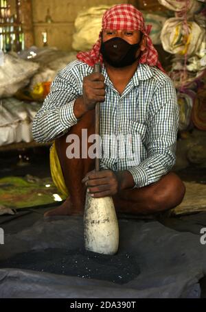 Guwahati, Assam, India. 8 Nov 2020. Artista che fa i cracker di fuoco tradizionali per la celebrazione di Diwali a Bahjani nel distretto di Nalbari di Assam India il Lunedi, 9 novembre 2020.nella zona di Bahjani, Le famiglie sono state impegnate in questa professione da generazione dopo generazione ed ha buone richieste per i cracker di fuoco ma quest'anno a causa delle pandemie di coronavirus questo commercio ha sofferto molto accreditamento: Dasarath Deka/ZUMA Wire/Alamy Live News Foto Stock