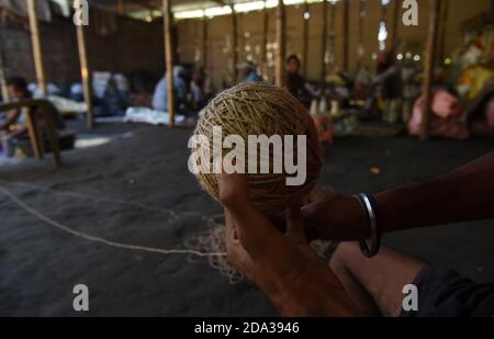 Guwahati, Assam, India. 8 Nov 2020. Artista che fa i cracker di fuoco tradizionali per la celebrazione di Diwali a Bahjani nel distretto di Nalbari di Assam India il Lunedi, 9 novembre 2020.nella zona di Bahjani, Le famiglie sono state impegnate in questa professione da generazione dopo generazione ed ha buone richieste per i cracker di fuoco ma quest'anno a causa delle pandemie di coronavirus questo commercio ha sofferto molto accreditamento: Dasarath Deka/ZUMA Wire/Alamy Live News Foto Stock