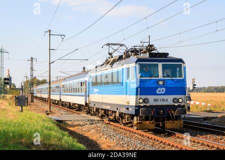 Treno passeggeri ceco trasportato da una locomotiva elettrica di classe 362 a Hlízov, Repubblica Ceca, in viaggio da Praga a Brno Foto Stock