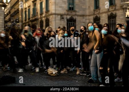 Barcellona, Spagna. 9 Nov 2020. Gli insegnanti e gli studenti delle scuole di danza ballano durante una protesta contro misure anti-covid19 più severe come chiusure nel settore dell'ospitalità e della cultura e limitazioni dei contatti sociali da parte del governo catalano a causa della diffusione accelerata del coronavirus. Credit: Matthias Oesterle/Alamy Live News Foto Stock