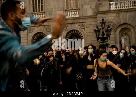 Barcellona, Spagna. 9 Nov 2020. Gli insegnanti e gli studenti delle scuole di danza ballano durante una protesta contro misure anti-covid19 più severe come chiusure nel settore dell'ospitalità e della cultura e limitazioni dei contatti sociali da parte del governo catalano a causa della diffusione accelerata del coronavirus. Credit: Matthias Oesterle/Alamy Live News Foto Stock