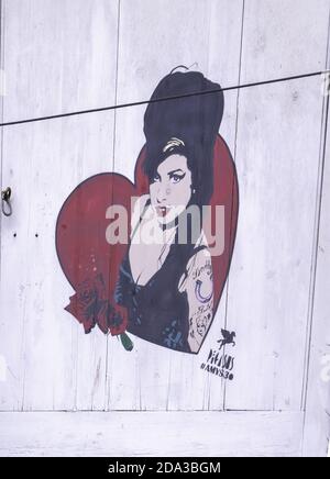 LONDRA, REGNO UNITO - 14 settembre 2017: Un dipinto di arte graffiti di Amy Winehouse su una porta a Camden. Foto Stock